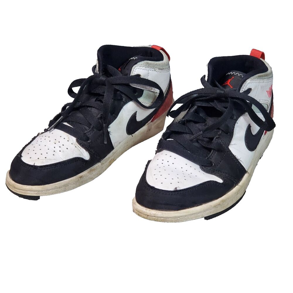 Nike Athletic Shoes Size 2y. Older Shoes That Still Have Some Life Left In Boys